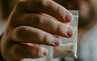 Podwójny pech 21-letniego kierowcy. Najpierw wpadł w zaspę, potem w ręce policji Podwójny pech 21-letniego kierowcy. Najpierw wpadł w zaspę, potem w ręce policji